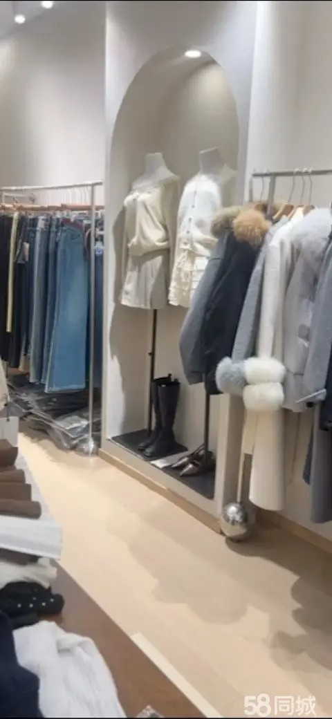 转让店铺经营服装 78.5平方， 全部装修